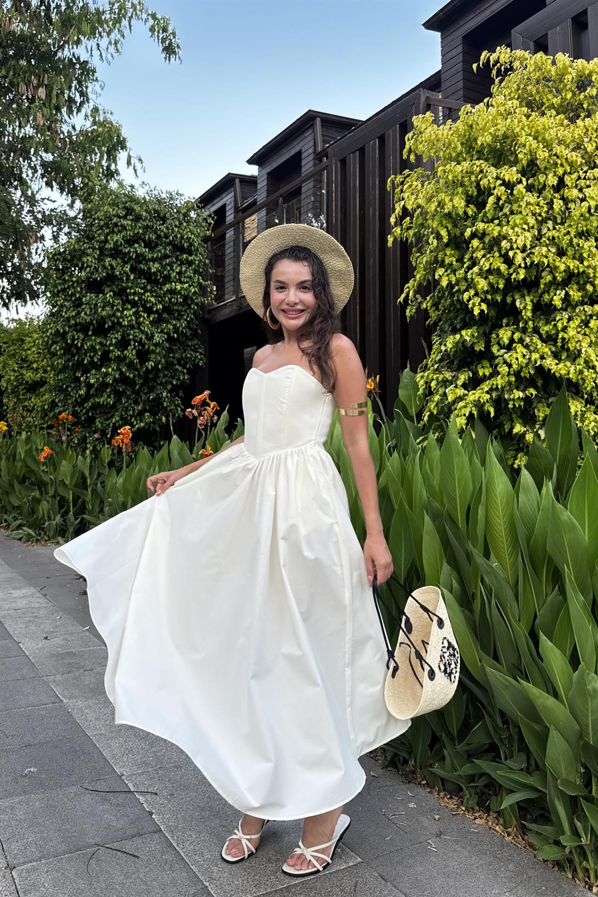 Charles Beyaz Kalp Yaka Çan Elbise