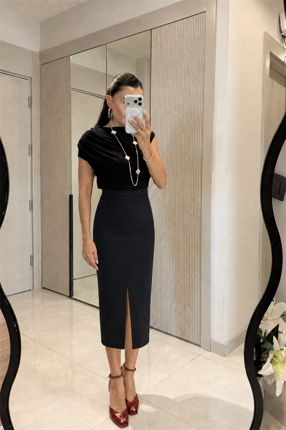 Charlize Siyah Önden Yırtmaçlı Kalem Etek
