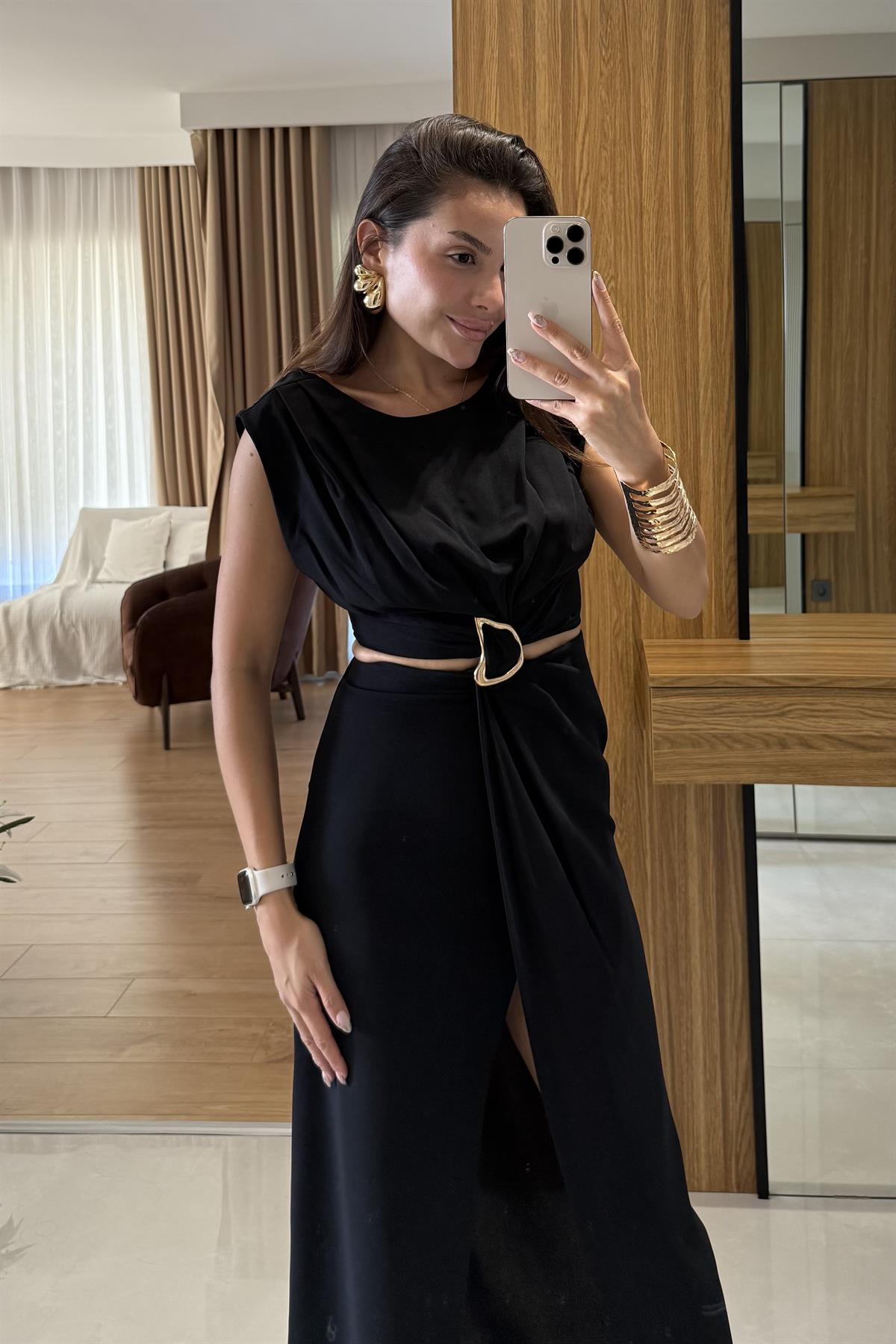 Cheren Siyah Aksesuarlı Bel Dekolteli Elbise