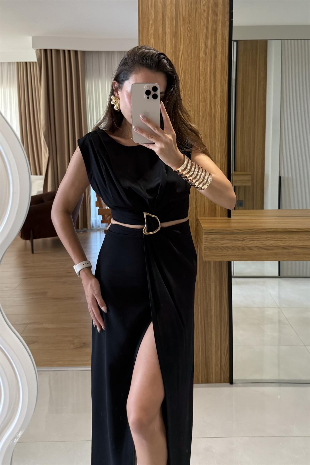 Cheren Siyah Aksesuarlı Bel Dekolteli Elbise