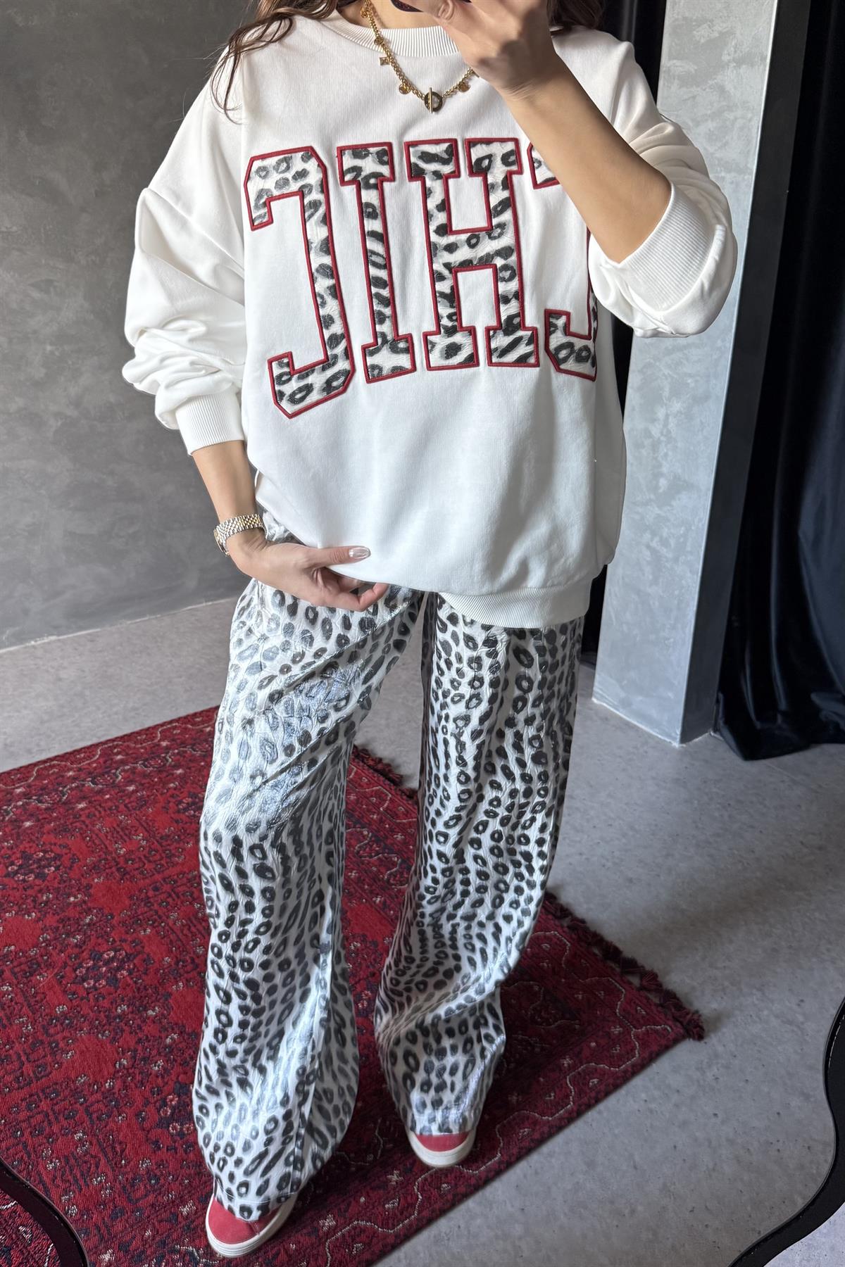 Chıc Leopar Yazılı Beyaz Sweatshirt