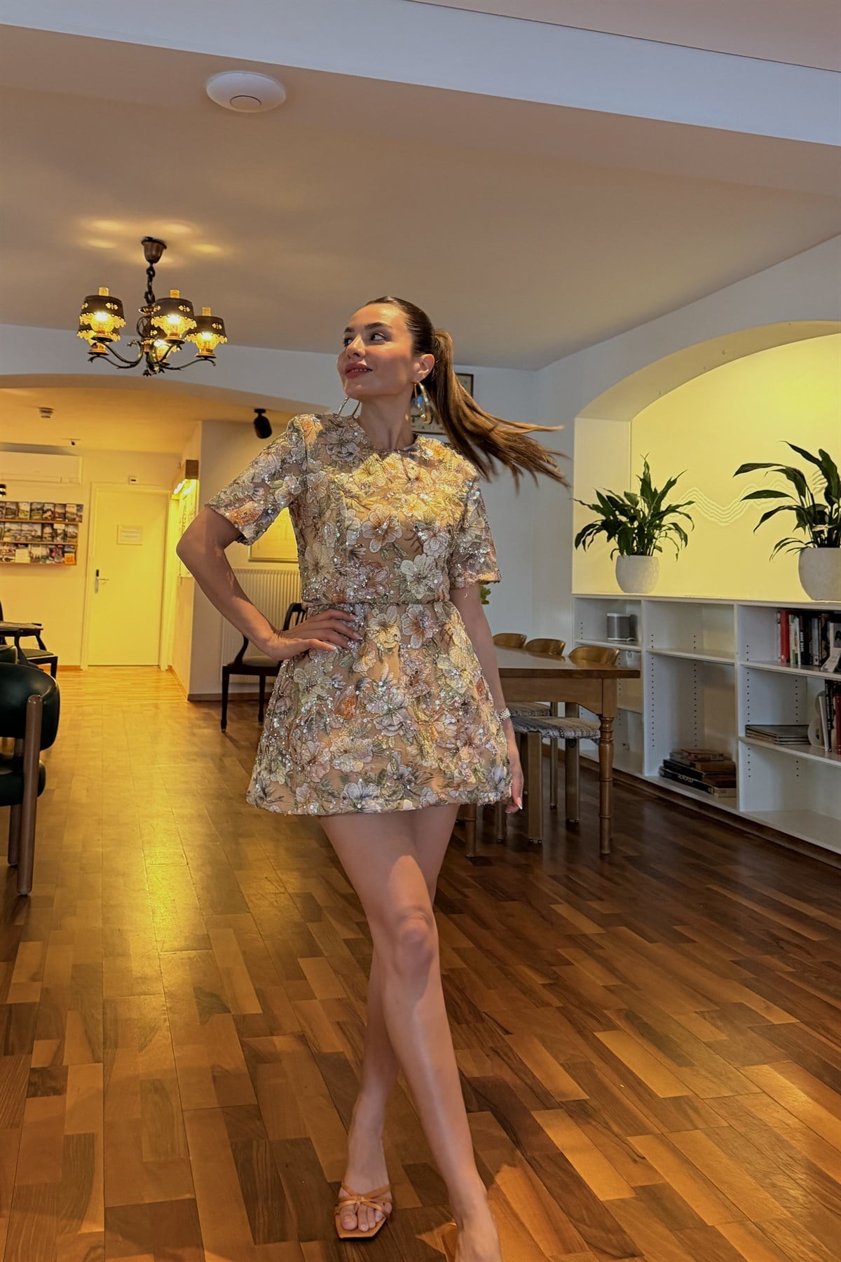 Chole Bej Çiçek İşlemeli Nakışlı Mini Elbise
