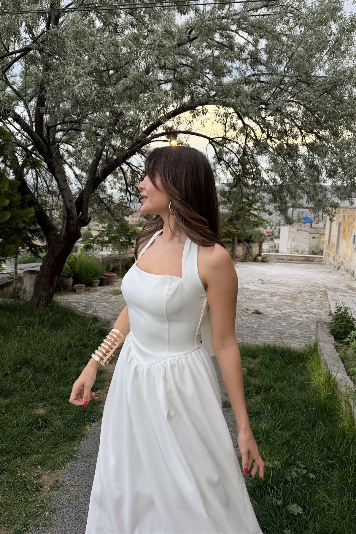 Clara Beyaz Yırtmaçlı Boyundan Bağlamalı Elbise