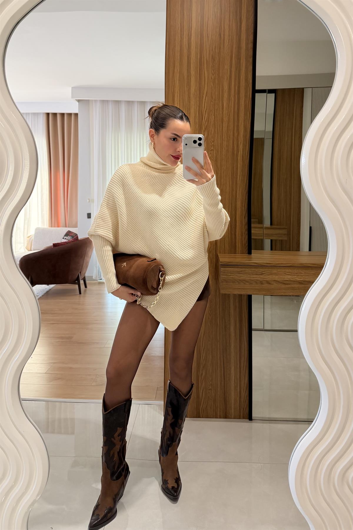 Claw Krem Boğazlı Asimetrik Kazak