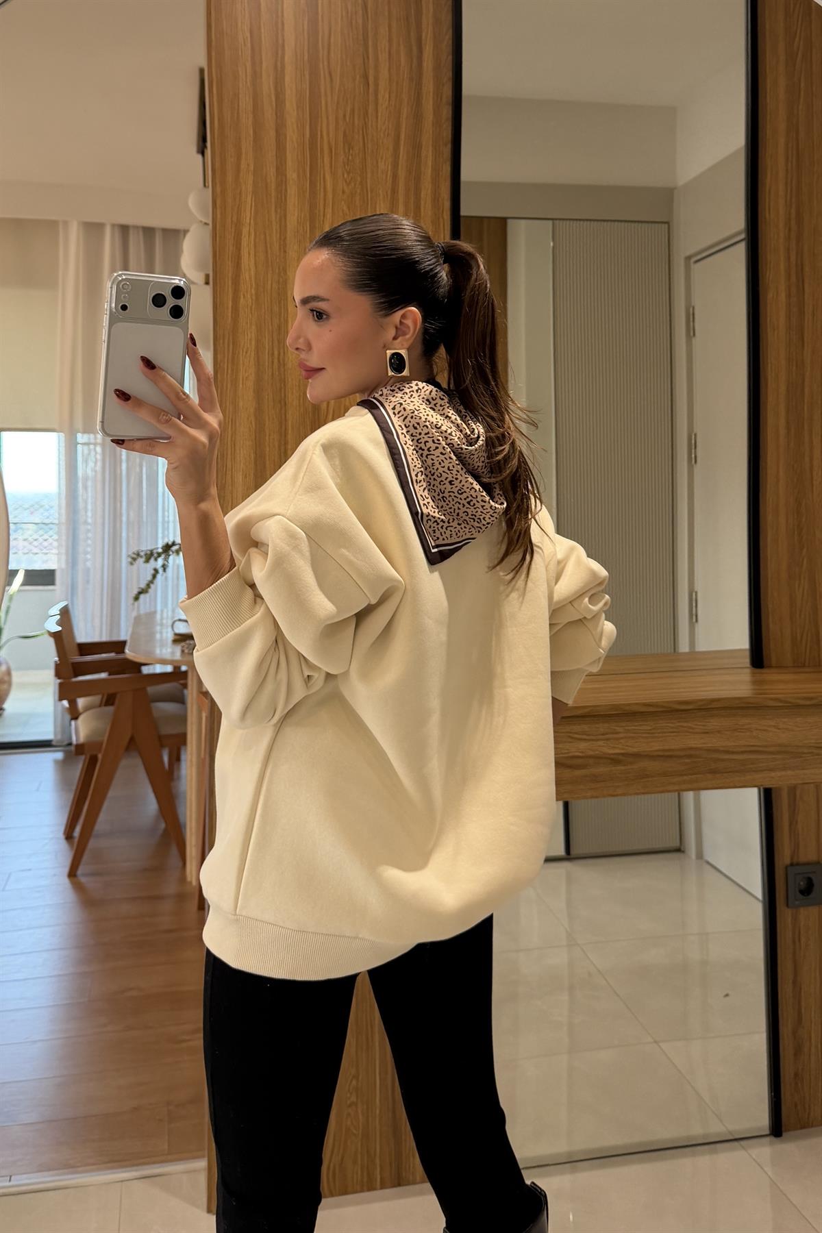 Deer Bej Fular Detaylı Tasarım Sweatshirt