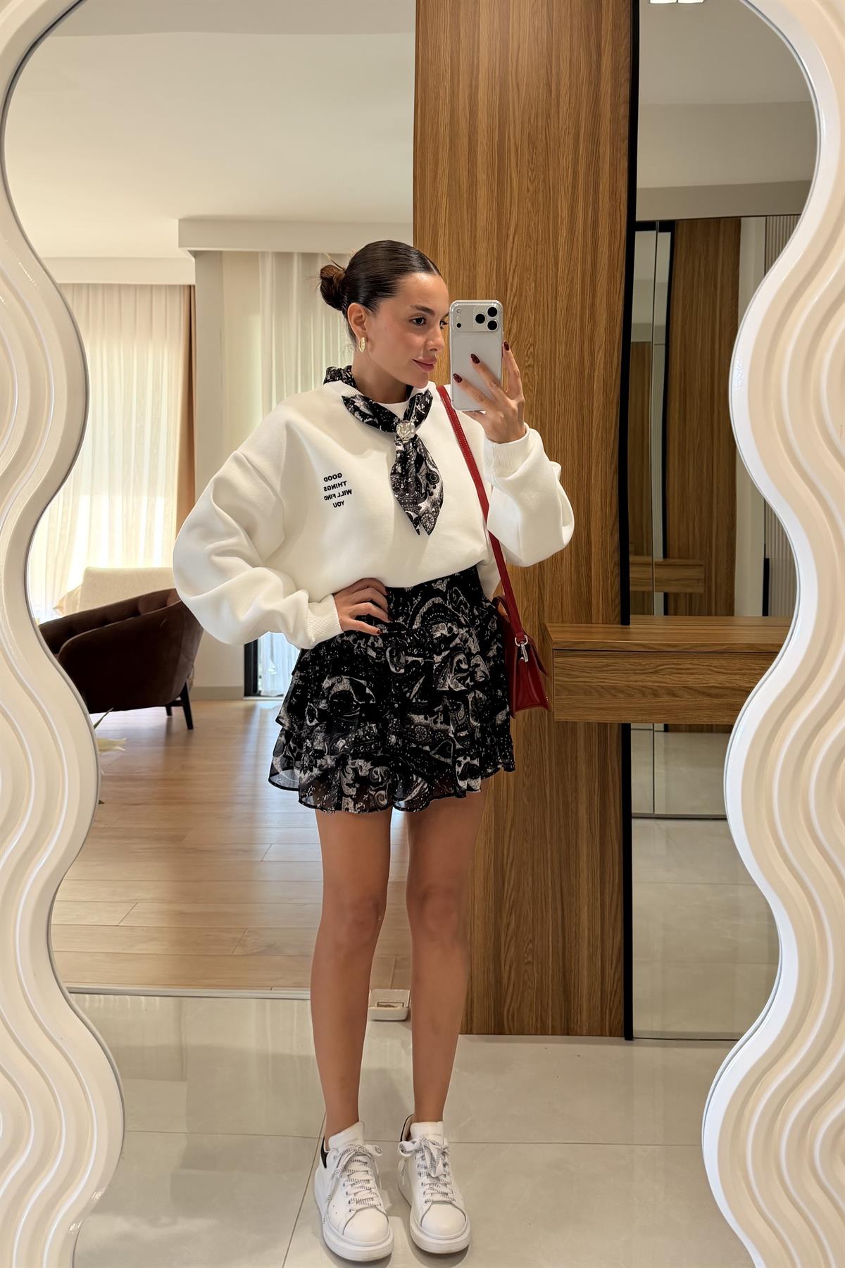 Deer Beyaz Fular Detaylı Tasarım Sweatshirt