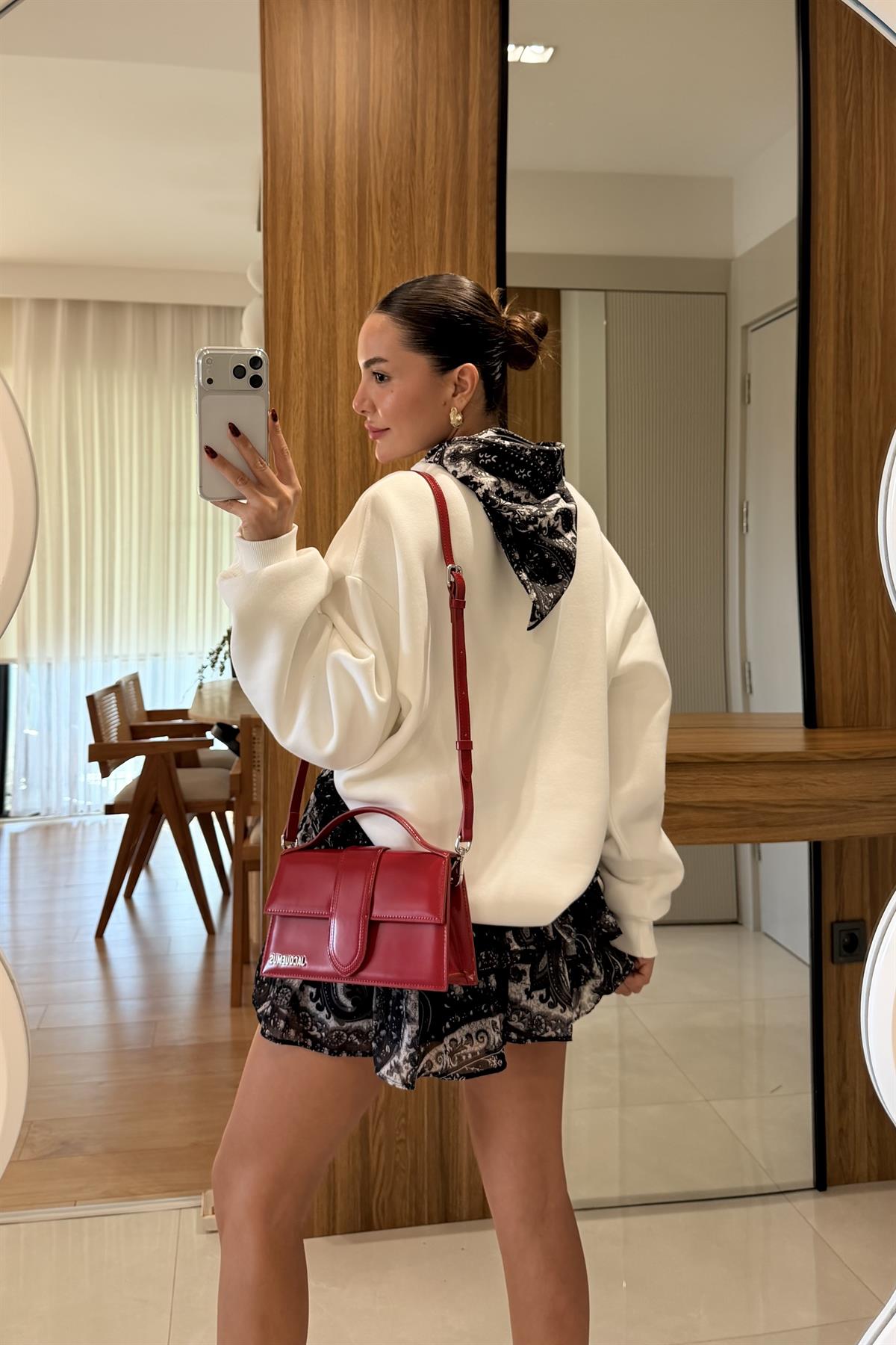 Deer Beyaz Fular Detaylı Tasarım Sweatshirt