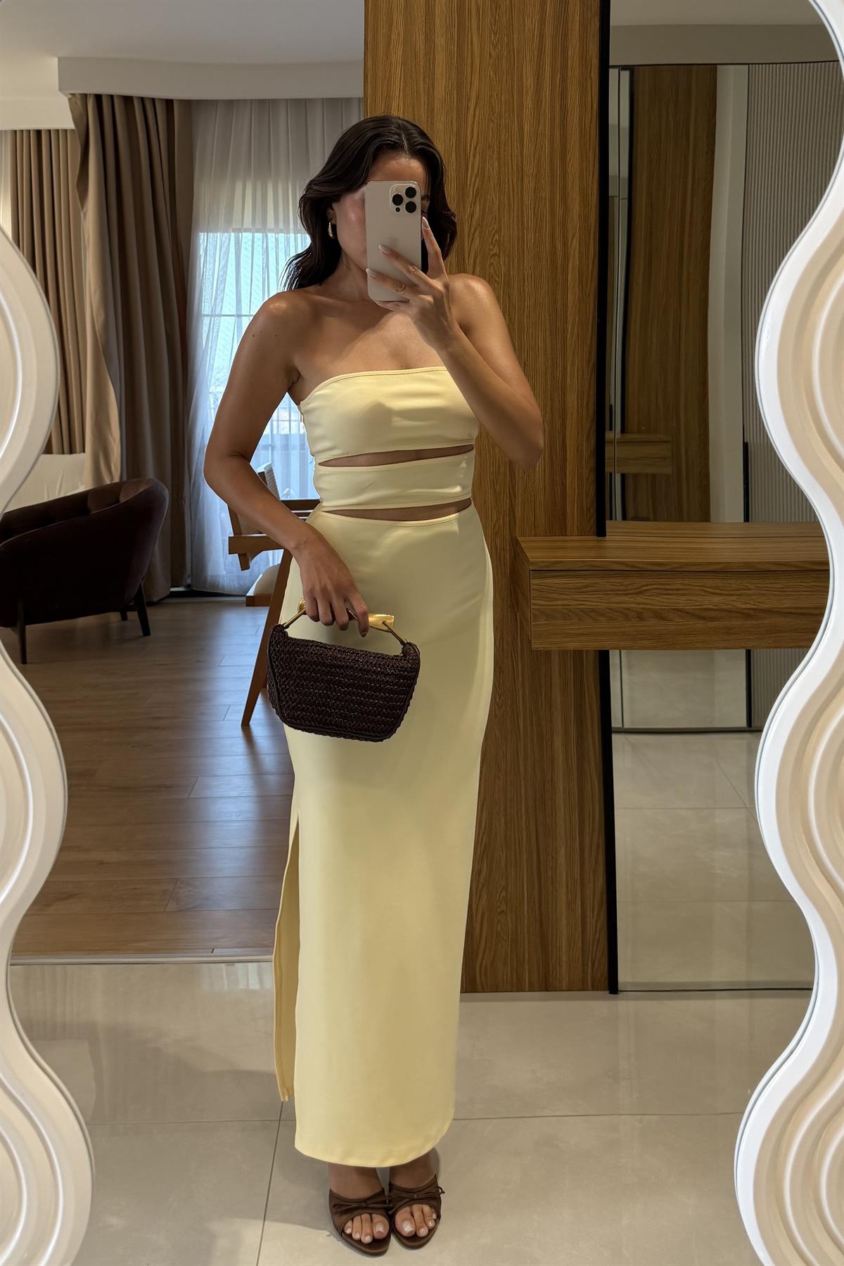 Dina Sarı Dekolte Detaylı Bedeni Saran Elbise