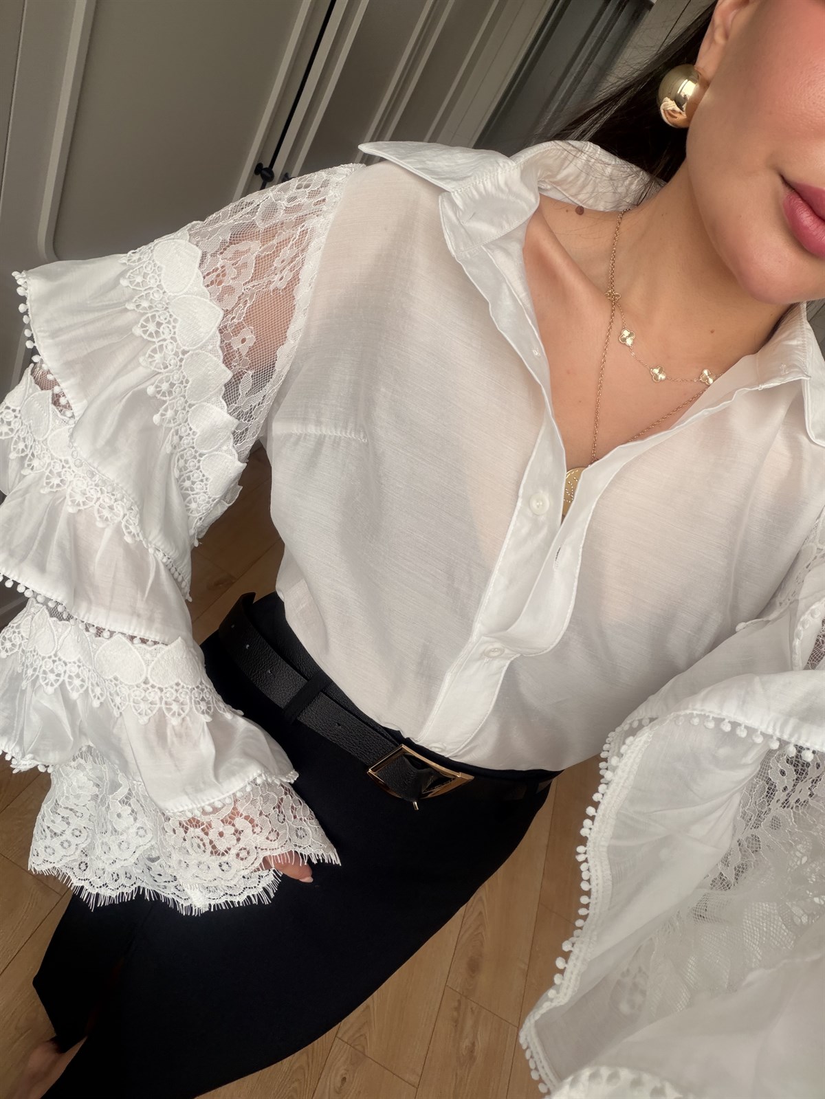 Duke Beyaz İthal Fırfırlı Dantel Kollu Şık Gömlek