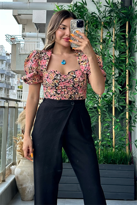 Elmas yaka pembe çiçekli keten bluz