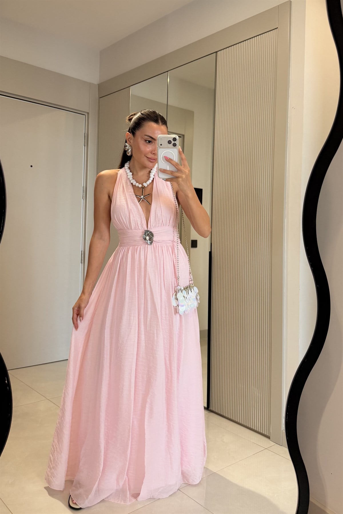 Emily Pembe Astarlı Aksesuarlı Elbise