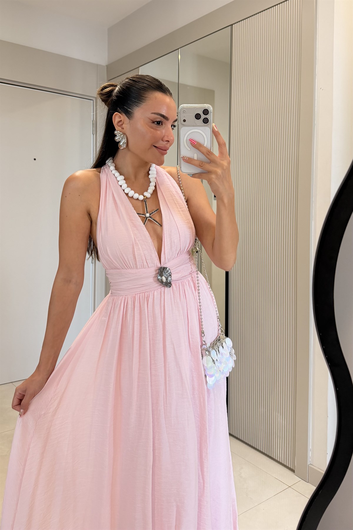Emily Pembe Astarlı Aksesuarlı Elbise