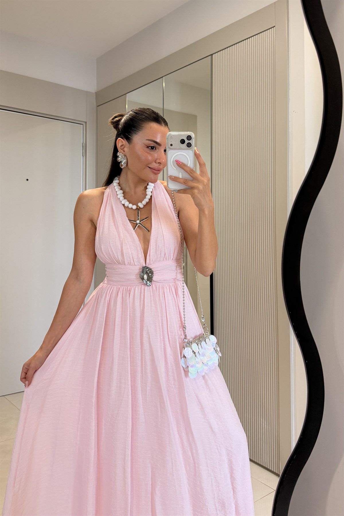 Emily Pembe Astarlı Aksesuarlı Elbise