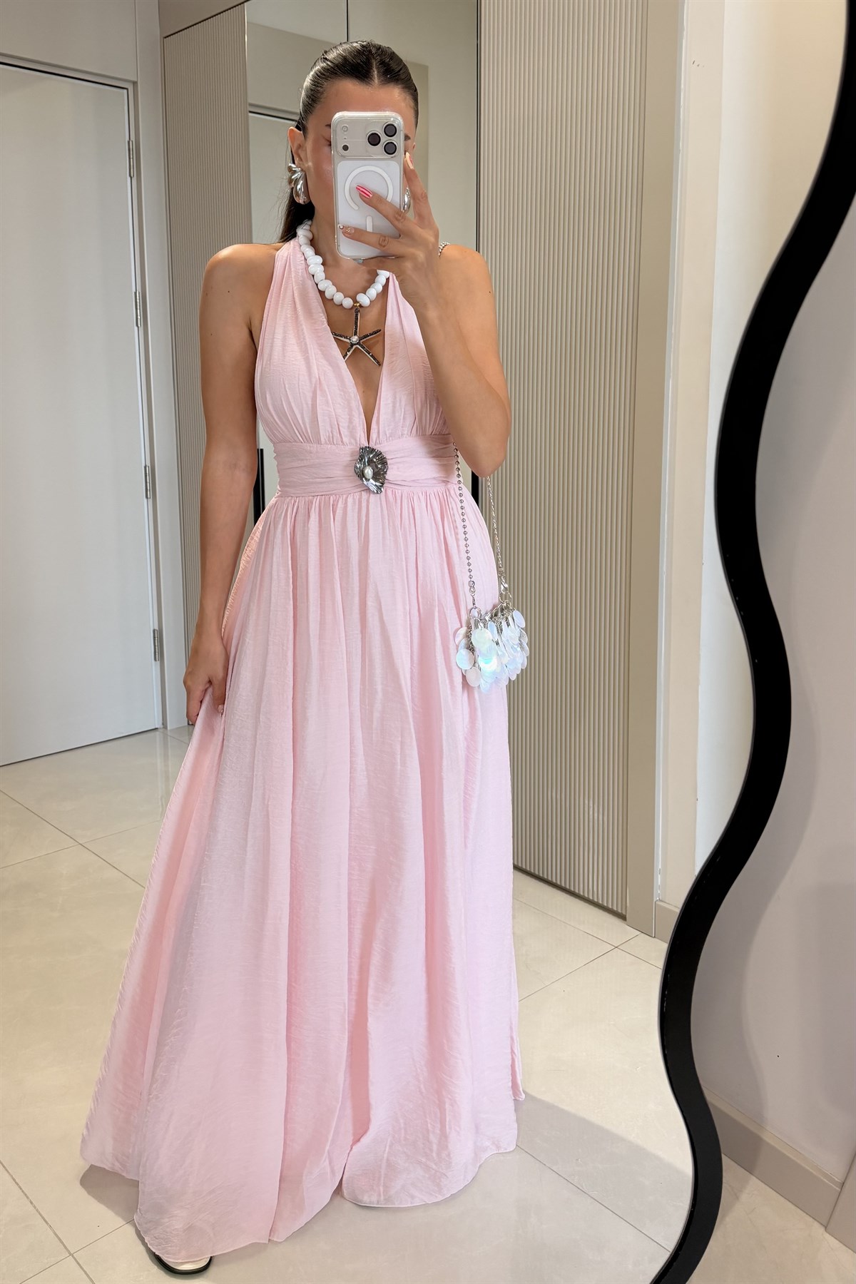 Emily Pembe Astarlı Aksesuarlı Elbise