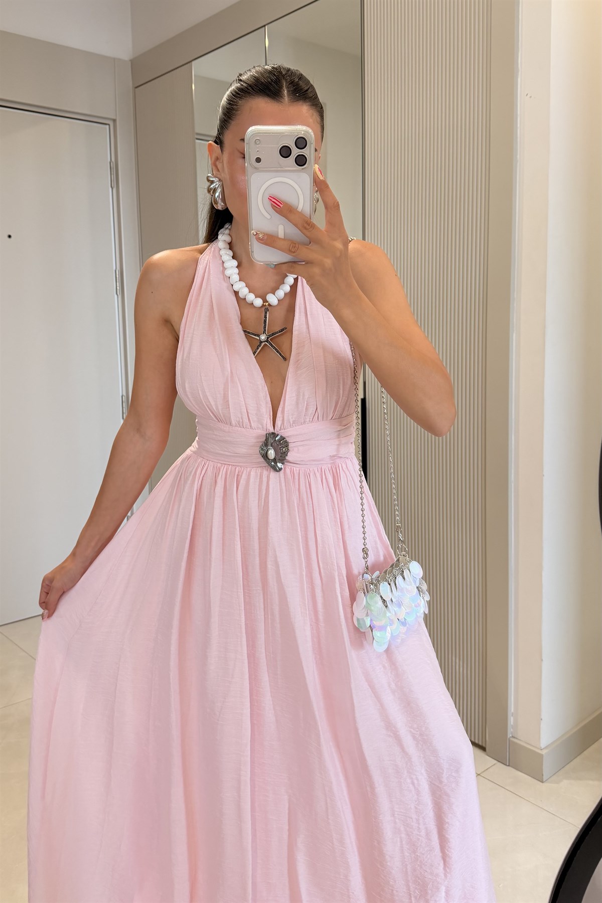 Emily Pembe Astarlı Aksesuarlı Elbise