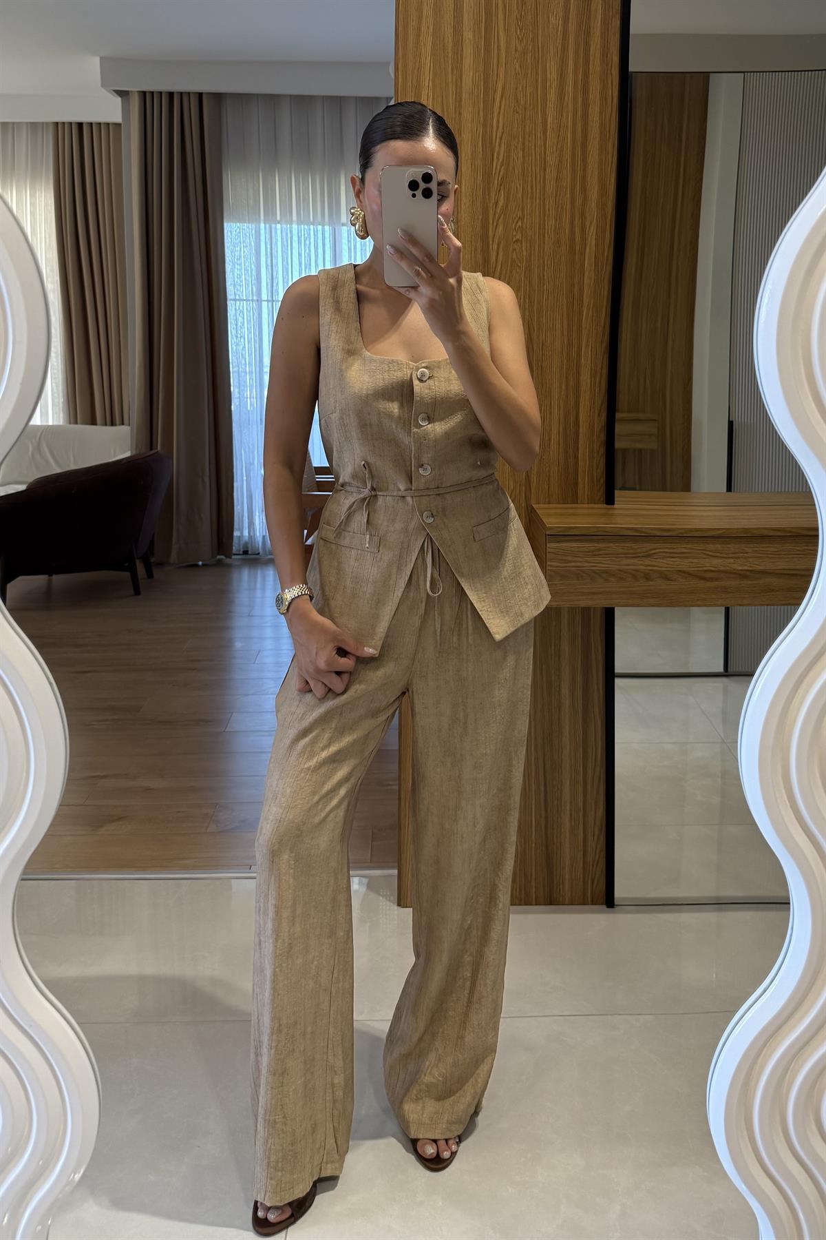 Emmy Karamel Yelekli Takım