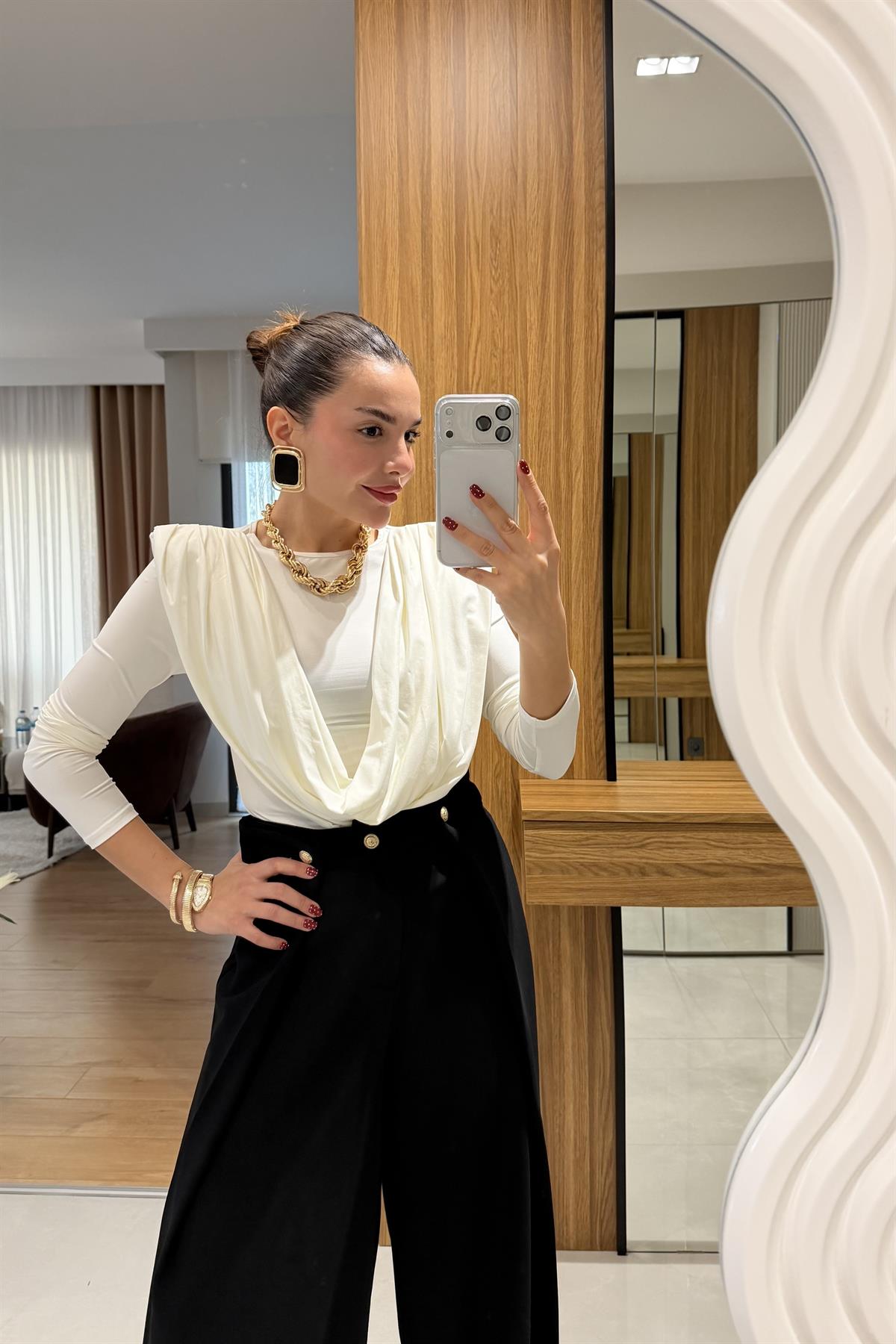 Franke Beyaz Vatkalı Dökümlü Bluz