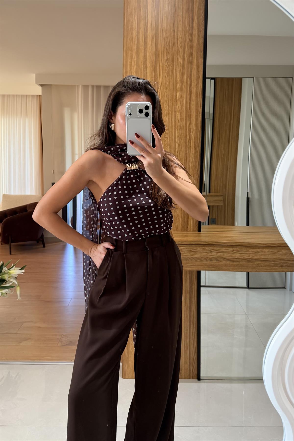 Freya Puantiyeli Gold Aksesuar Detaylı Bluz 