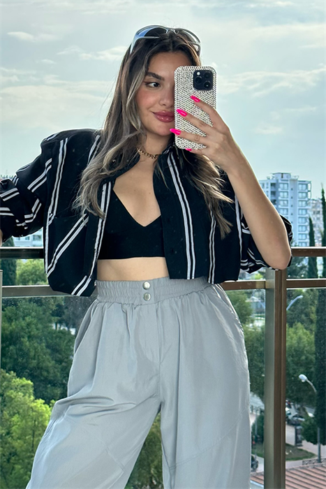 Gri çizgili siyah mini gömlek