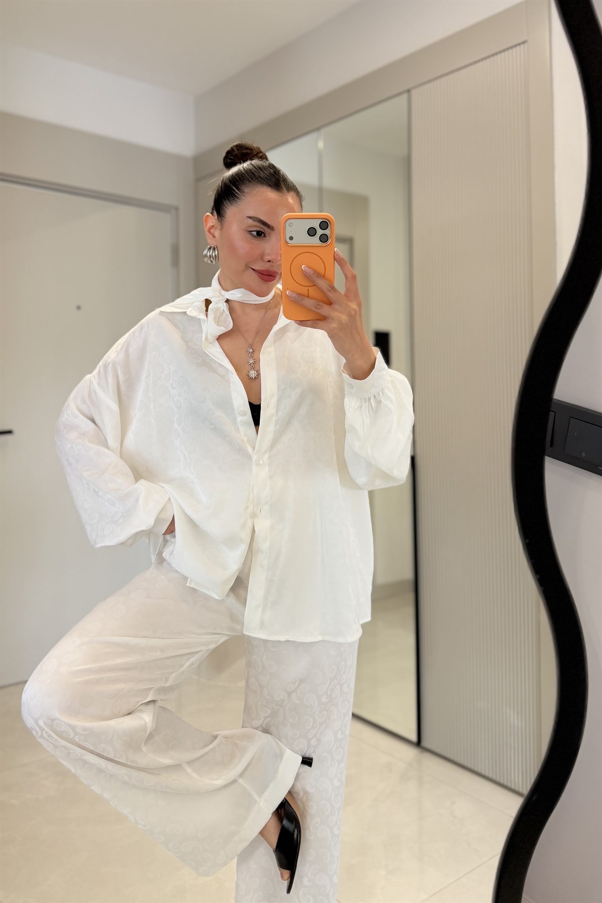 Harmony Beyaz Jakarlı Fularlı Şık Takım