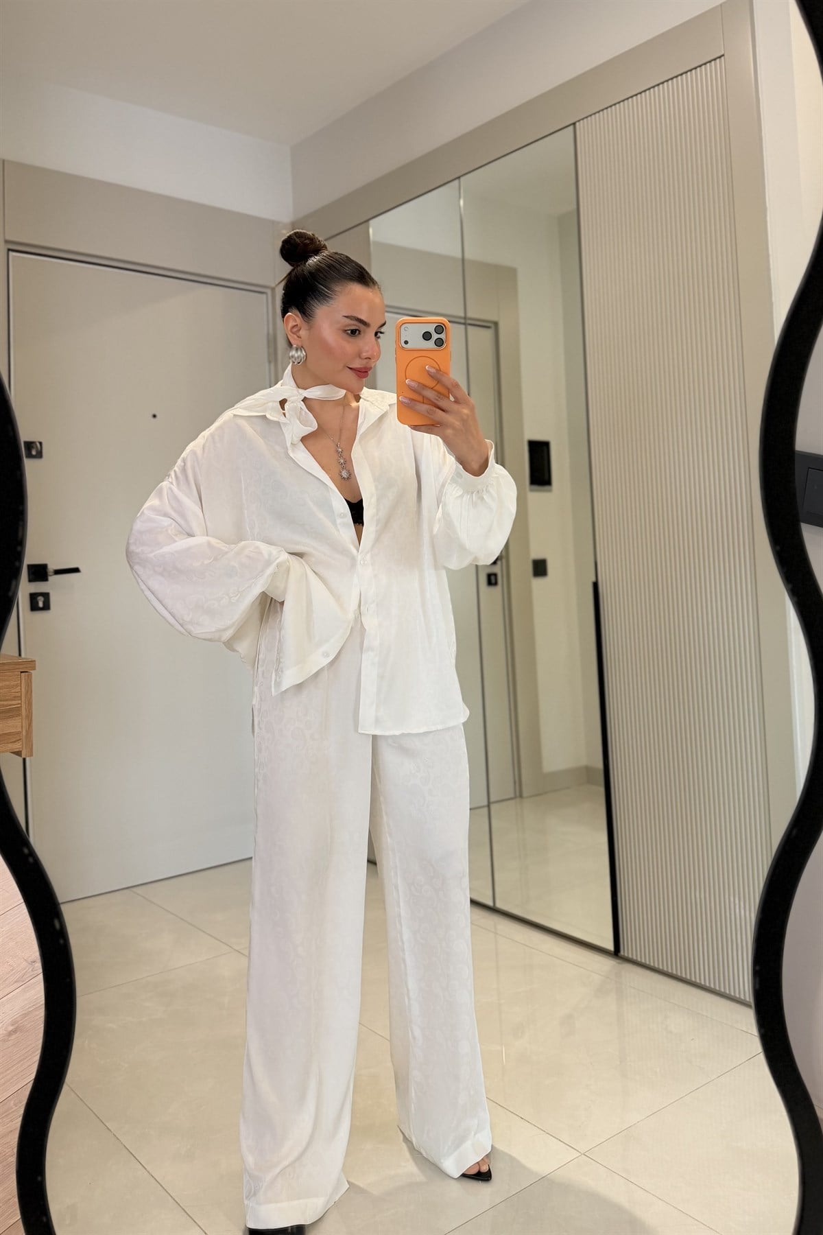 Harmony Beyaz Jakarlı Fularlı Şık Takım