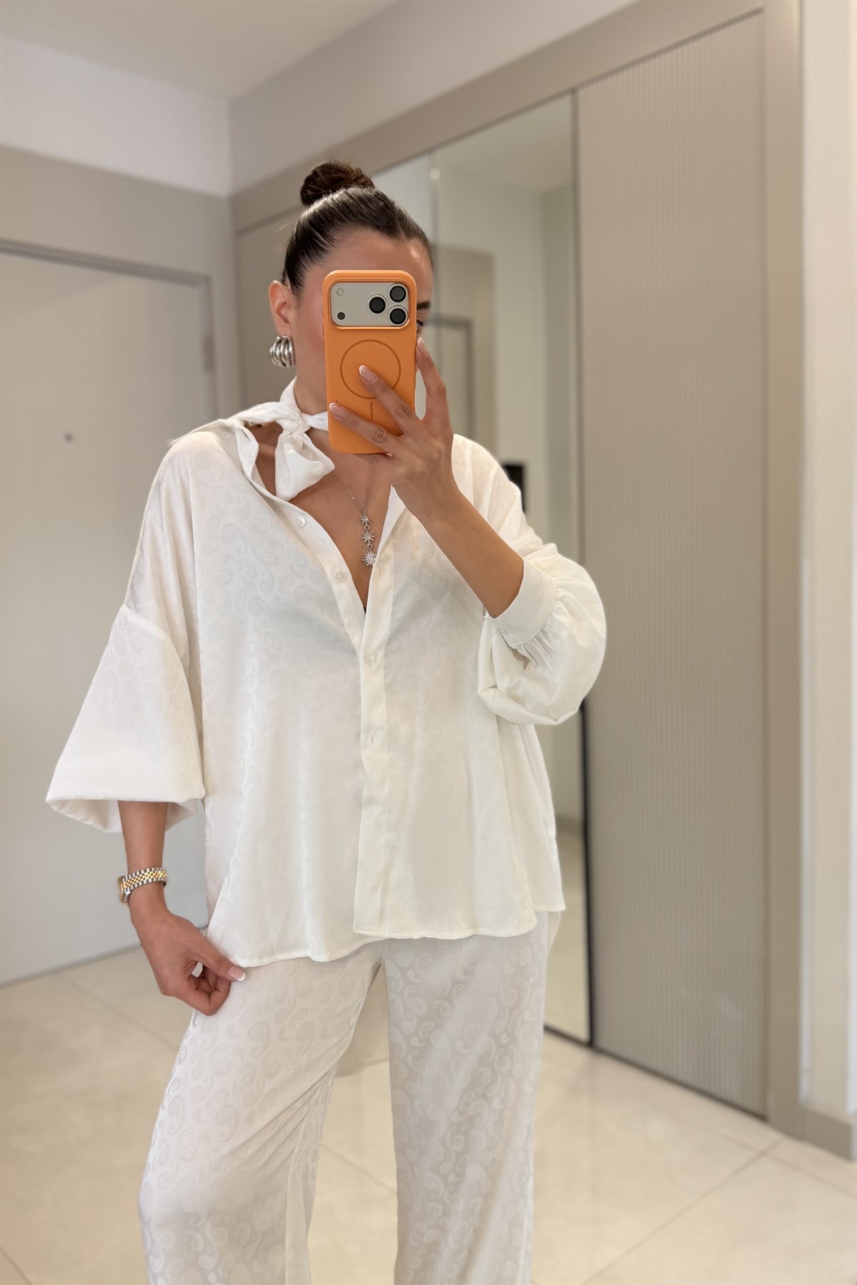 Harmony Beyaz Jakarlı Fularlı Şık Takım