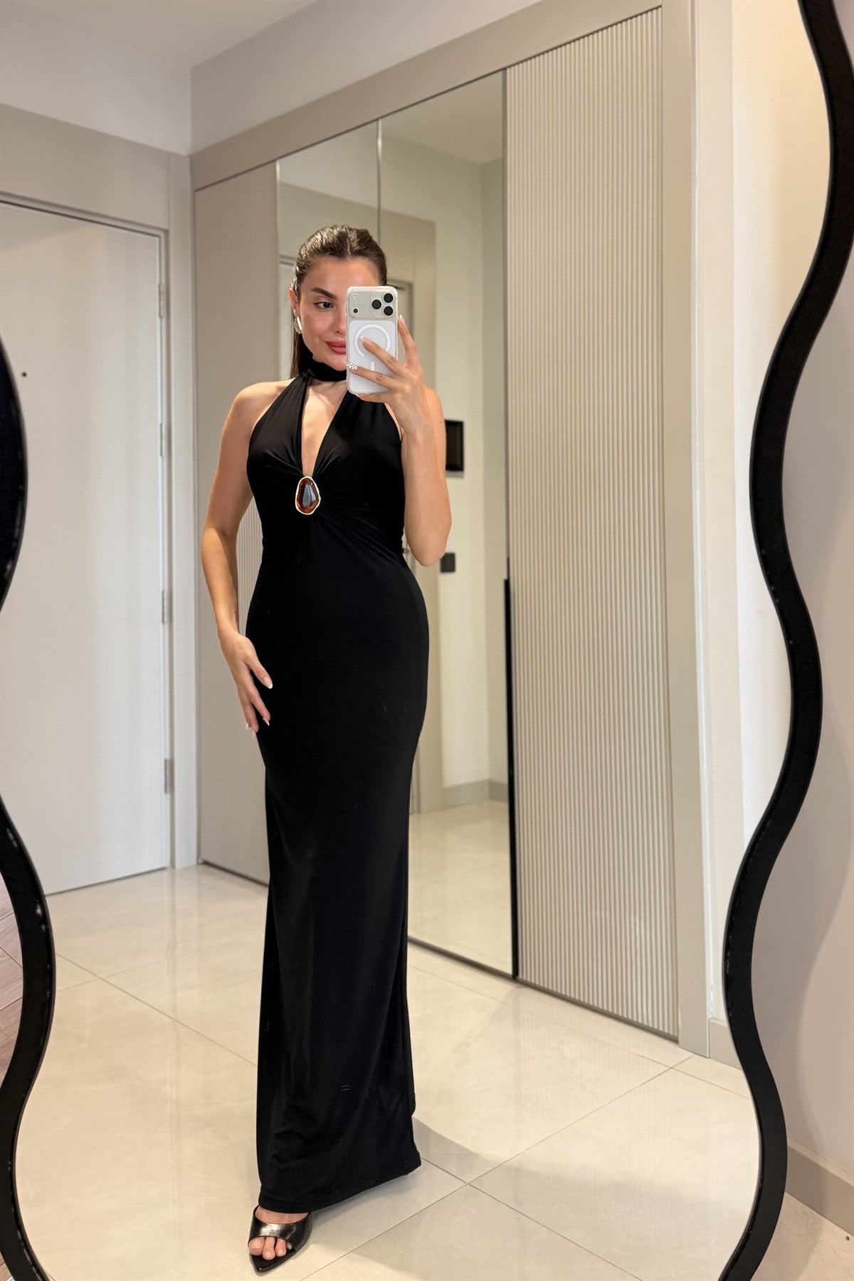 Hilary Siyah Halter Yaka Aksesuar Detaylı Maxi Elbise