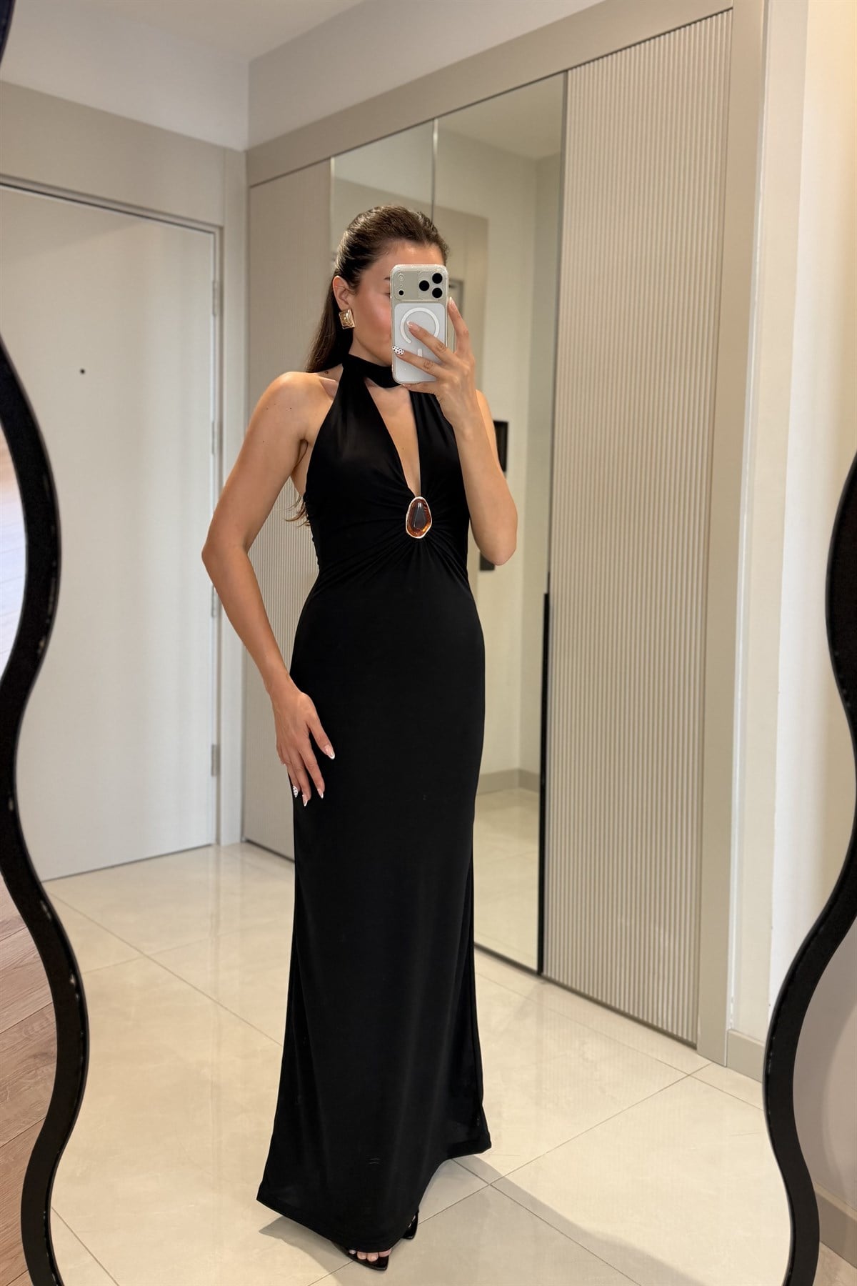 Hilary Siyah Halter Yaka Aksesuar Detaylı Maxi Elbise