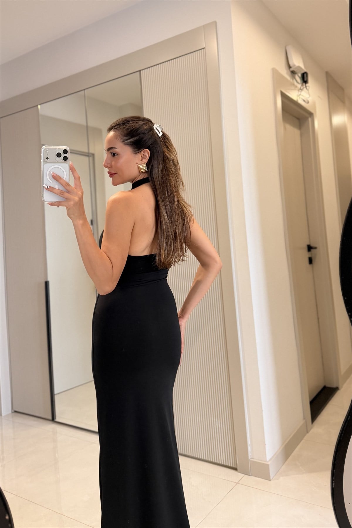 Hilary Siyah Halter Yaka Aksesuar Detaylı Maxi Elbise