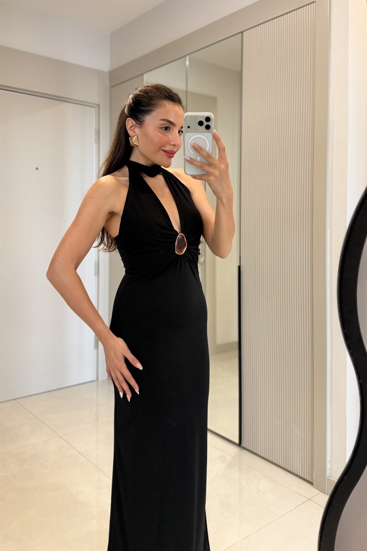 Hilary Siyah Halter Yaka Aksesuar Detaylı Maxi Elbise