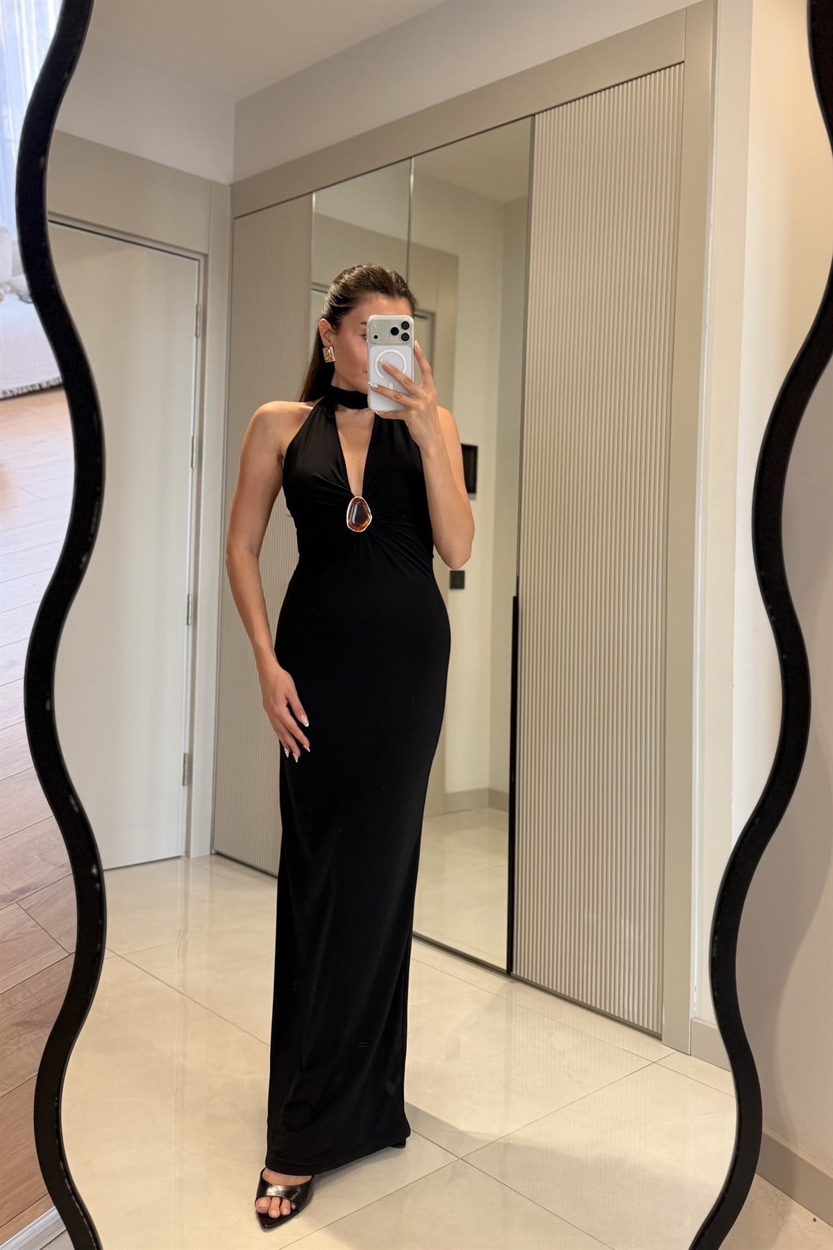Hilary Siyah Halter Yaka Aksesuar Detaylı Maxi Elbise