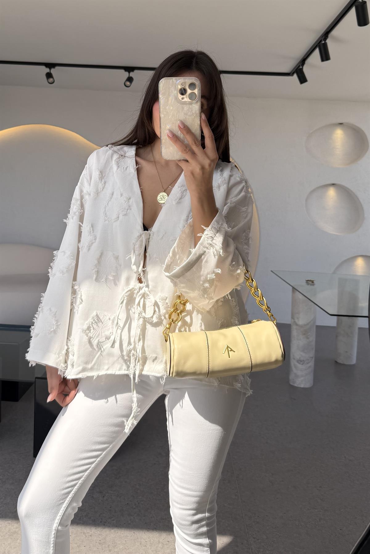 Juel Beyaz Püsküllü Bağlamalı Gömlek