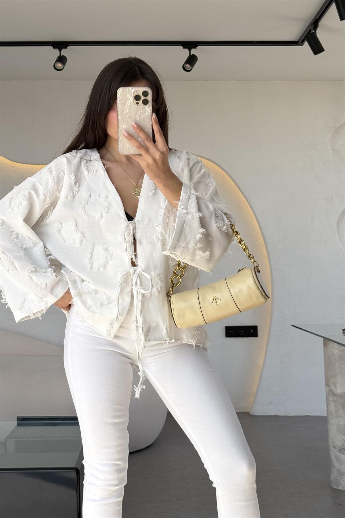 Juel Beyaz Püsküllü Bağlamalı Gömlek