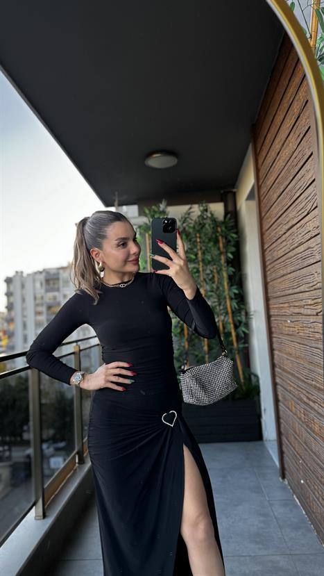 Kalp aksesuarlı yırtmaçlı siyah elbise