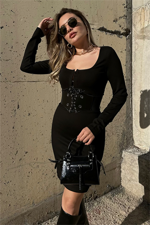 Kare yaka siyah elbise