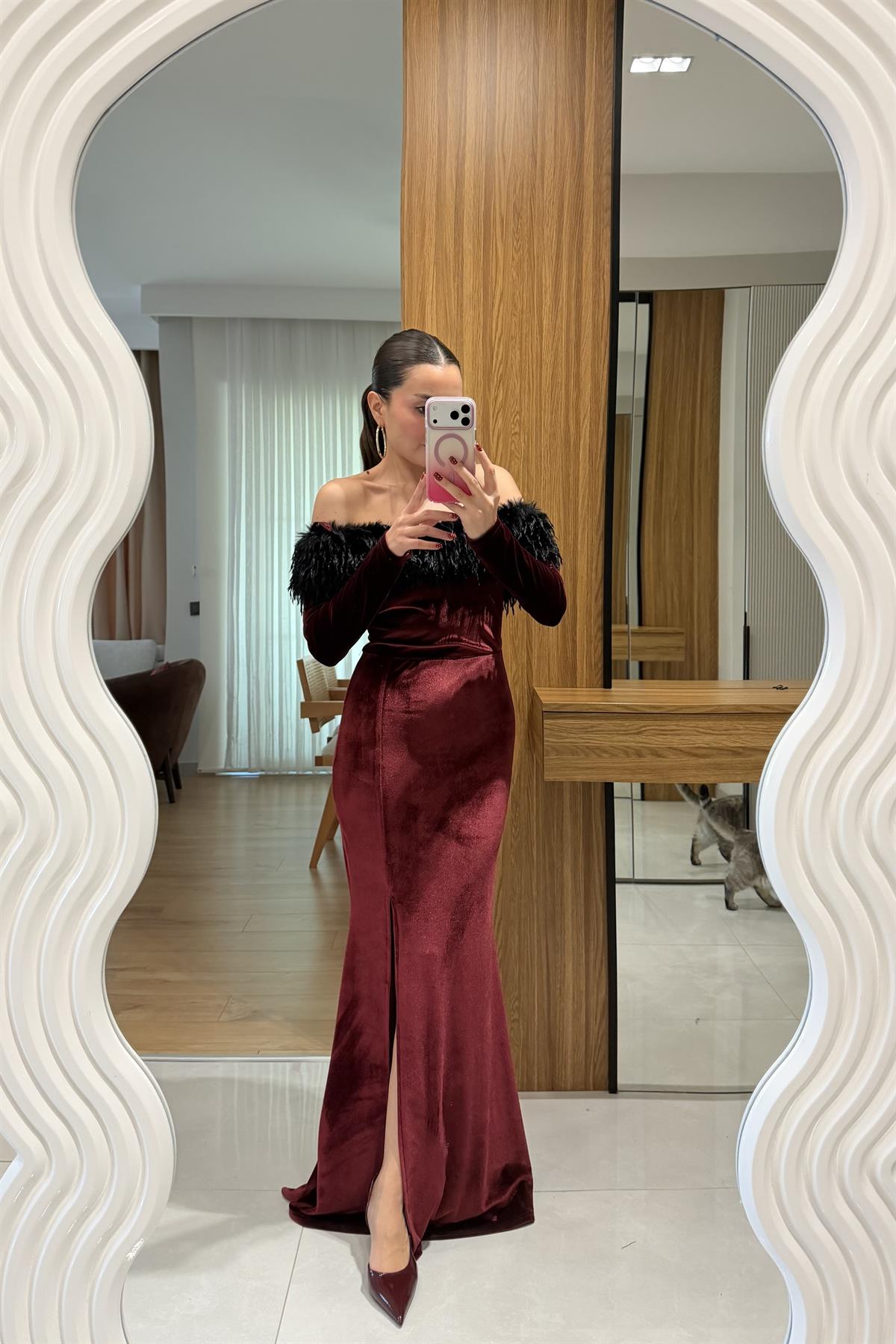 Kiel Bordo Kayık Tüylü Yaka Yırtmaçlı Kadife Elbise