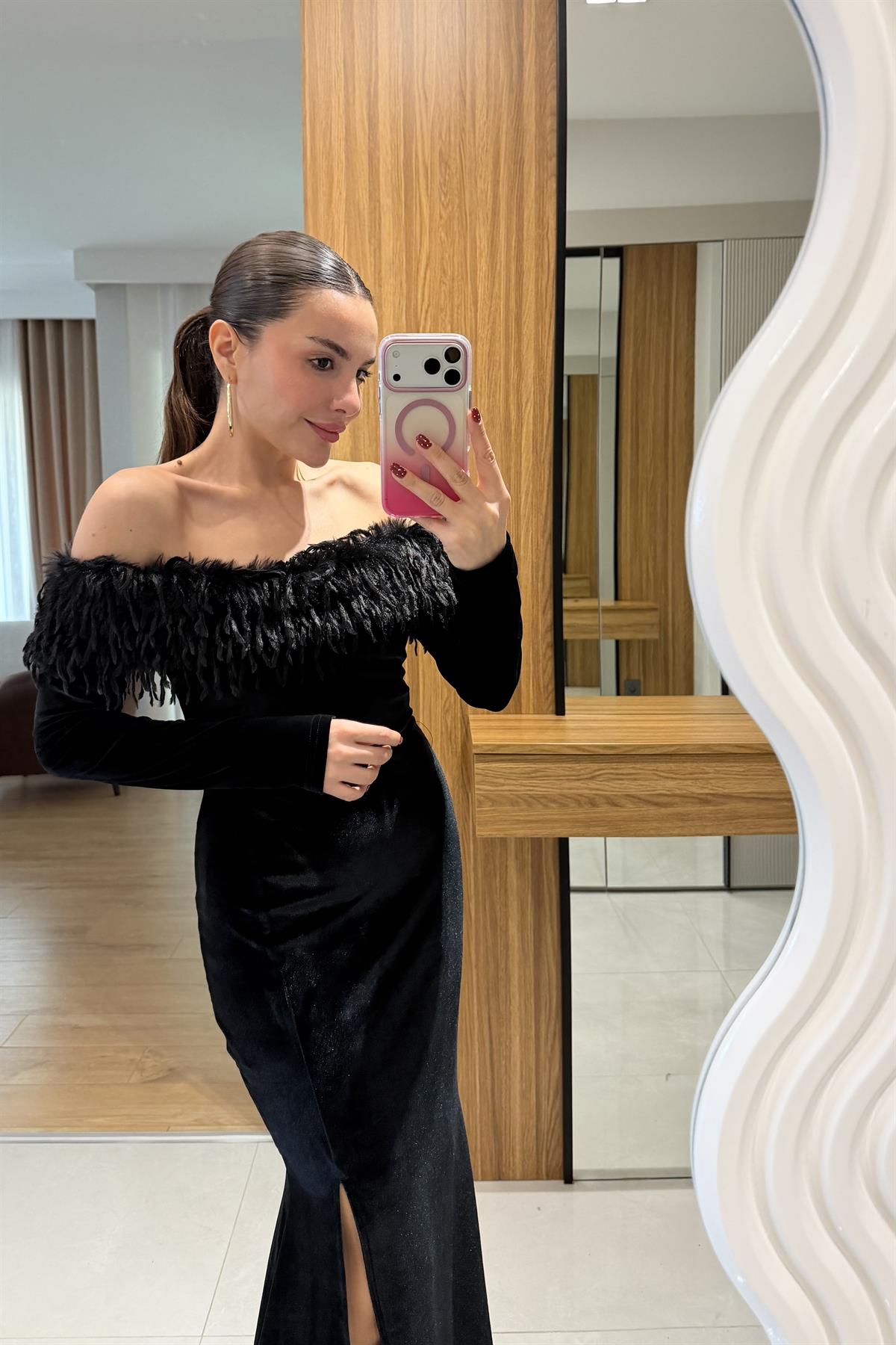 Kiel Siyah Kayık Tüylü Yaka Yırtmaçlı Kadife Elbise