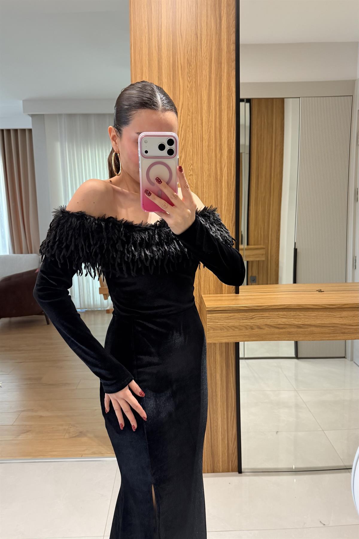 Kiel Siyah Kayık Tüylü Yaka Yırtmaçlı Kadife Elbise