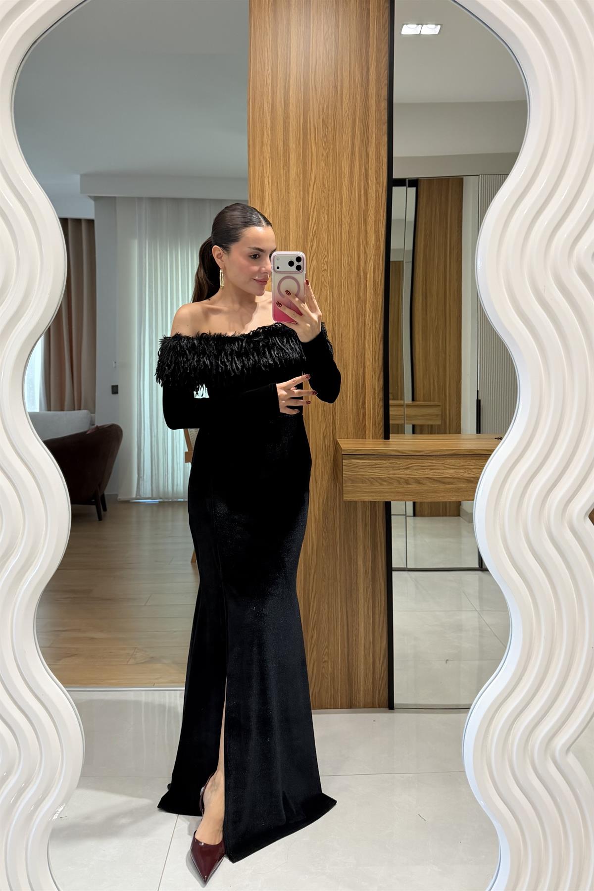 Kiel Siyah Kayık Tüylü Yaka Yırtmaçlı Kadife Elbise