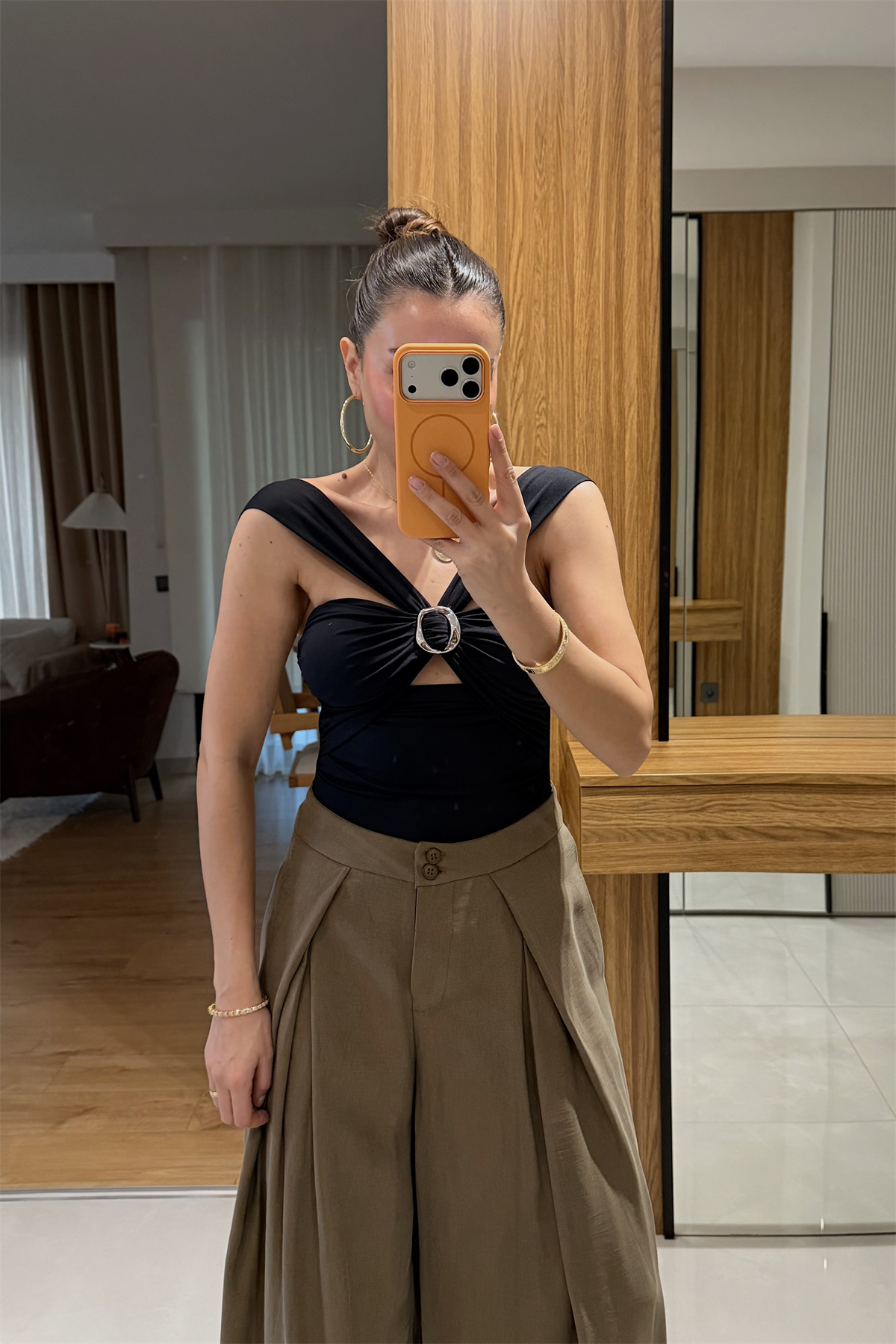 Kinsey Siyah Pencere Detaylı Tokalı Body