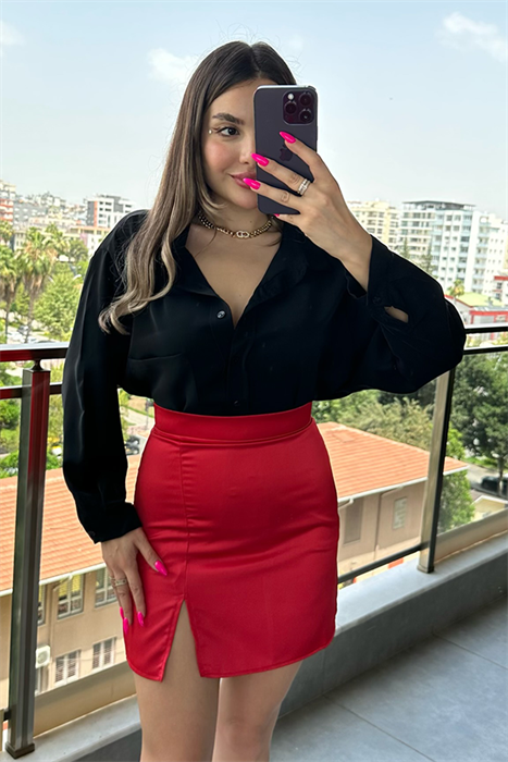 Kırmızı yırtmaçlı mini saten etek