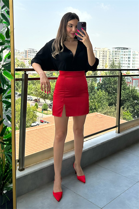 Kırmızı yırtmaçlı mini saten etek