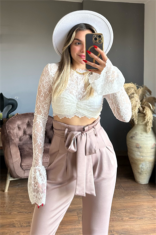 Kolları volanlı dantelli beyaz crop