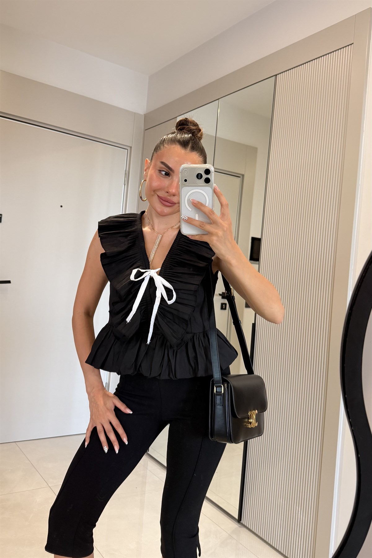 Lapea Volanlı Siyah Bluz