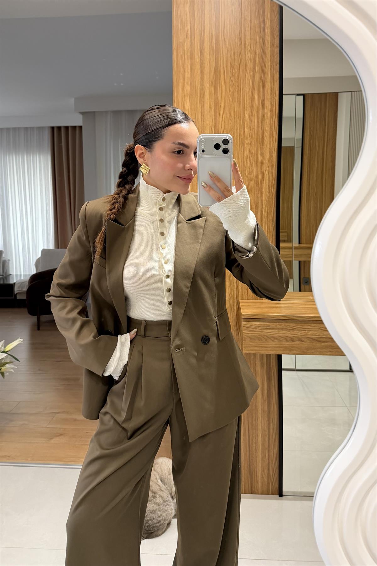 Larry Ekru Fitlli Düğmeli Crop