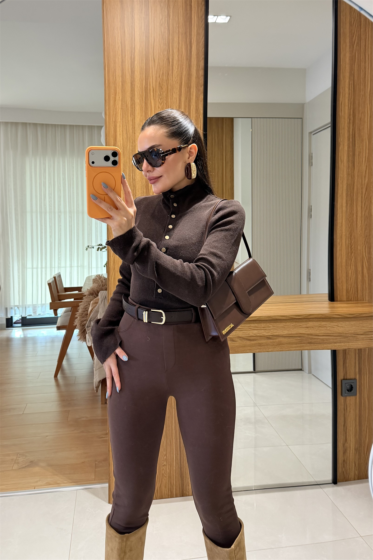 Larry Kahve Fitlli Düğmeli Crop