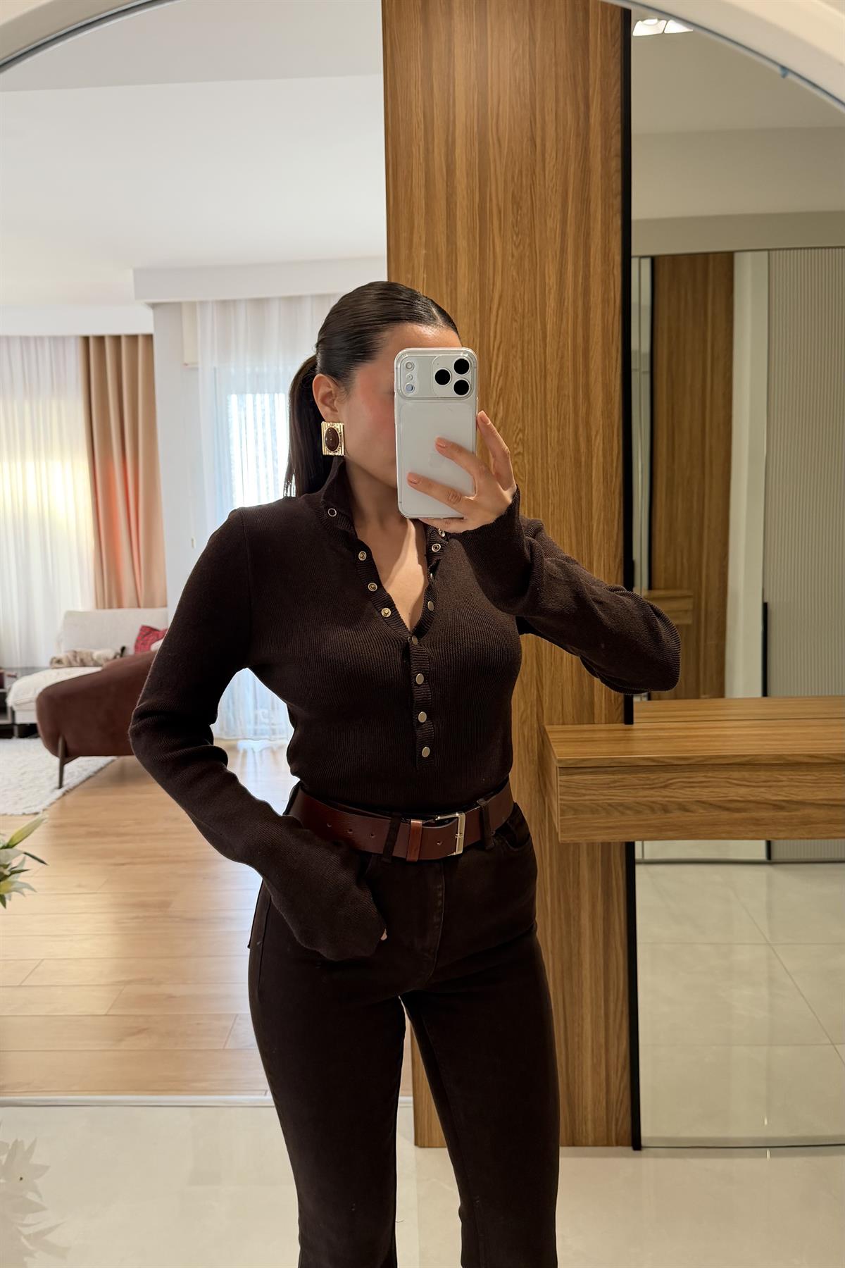 Larry Kahve Fitlli Düğmeli Crop