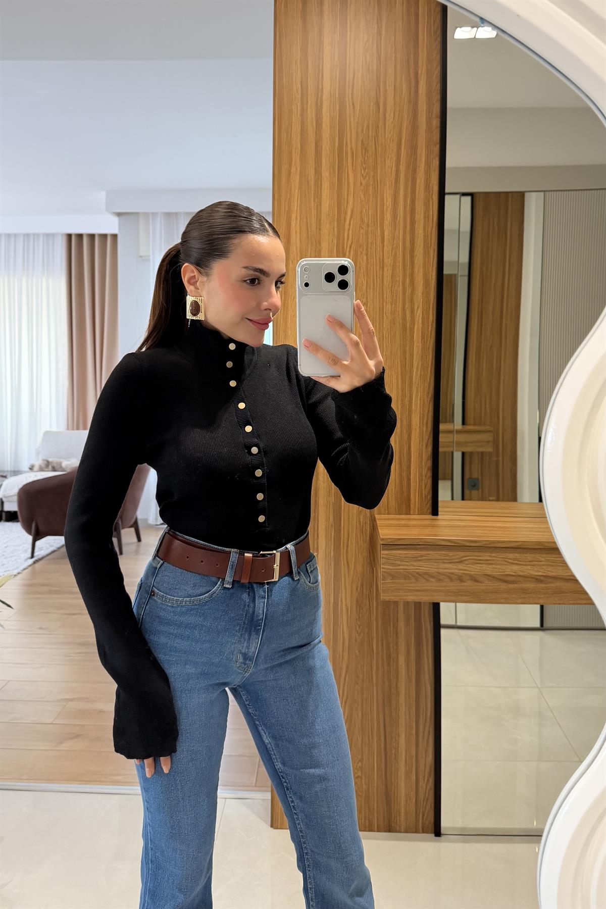 Larry Siyah Fitlli Düğmeli Crop