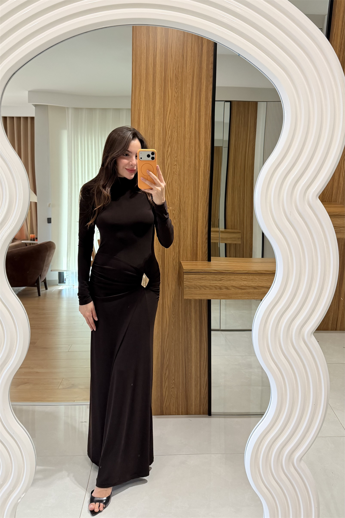 Lestari Kahve Aksesuar Detaylı Büzgülü Maxi Elbise