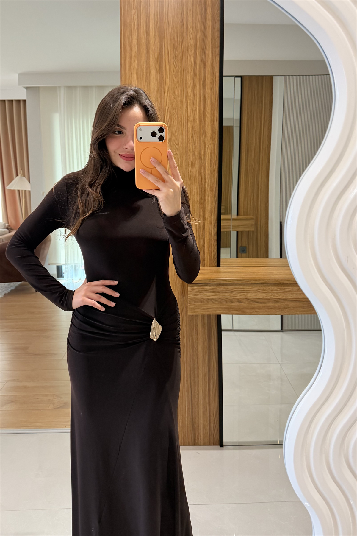 Lestari Kahve Aksesuar Detaylı Büzgülü Maxi Elbise